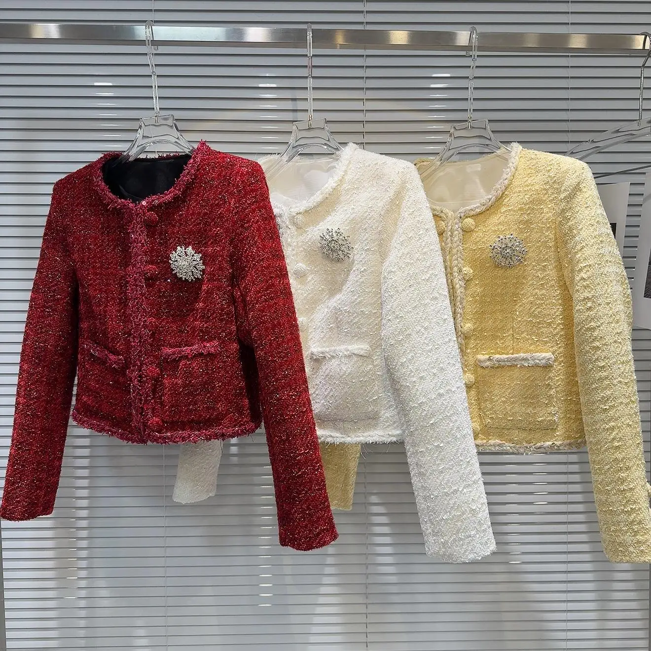 

Весна 2026: Новое короткое пальто из грубого твида с яркой брошью-цветком и стразами для женщин