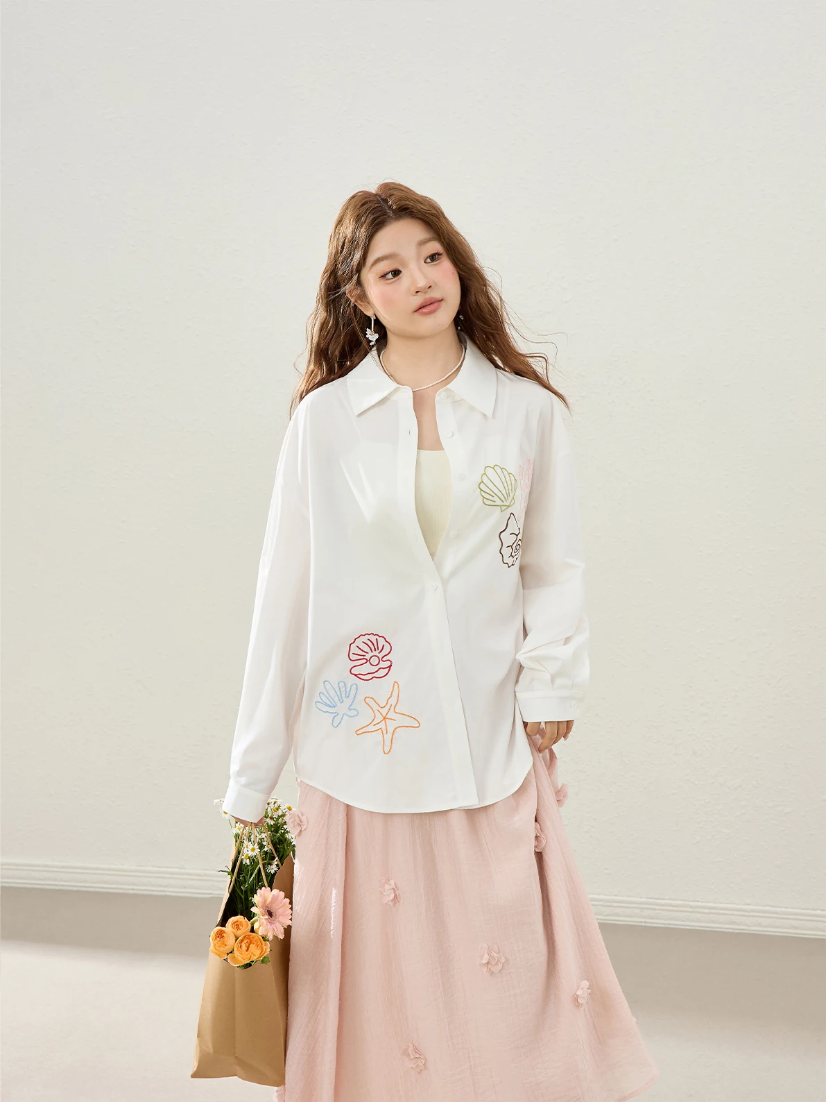 Blanco mujer verano 2025 nuevo coreano Sle suelto largo Sve protección solar irt bordado perezoso Sle prendas de vestir exteriores Top