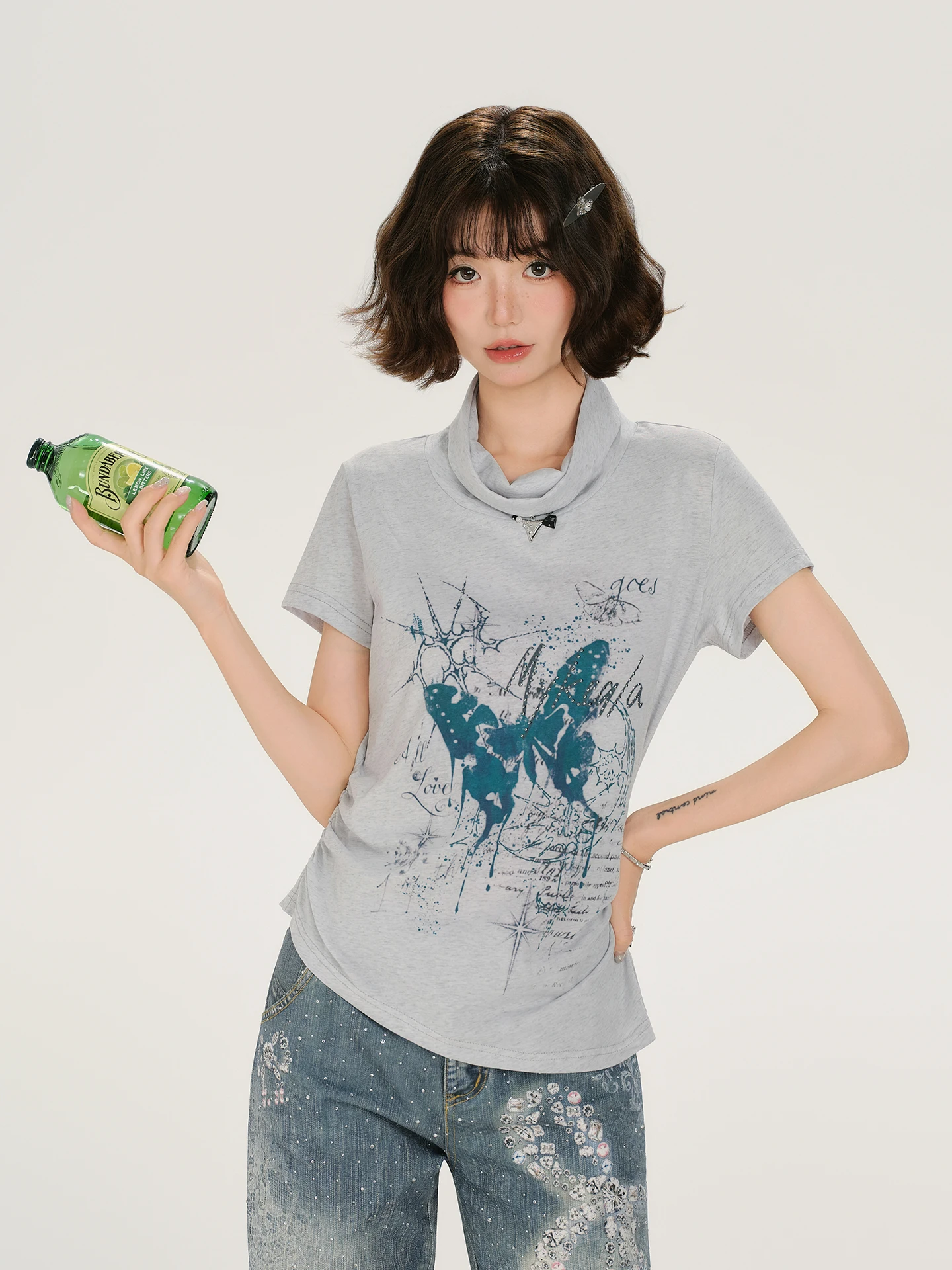 

Женская футболка Girlyhalo с американским ретро-принтом, полувысоким воротником и короткими рукавами, летняя новинка, тонкая, с асимметричным кроем, облегающая.