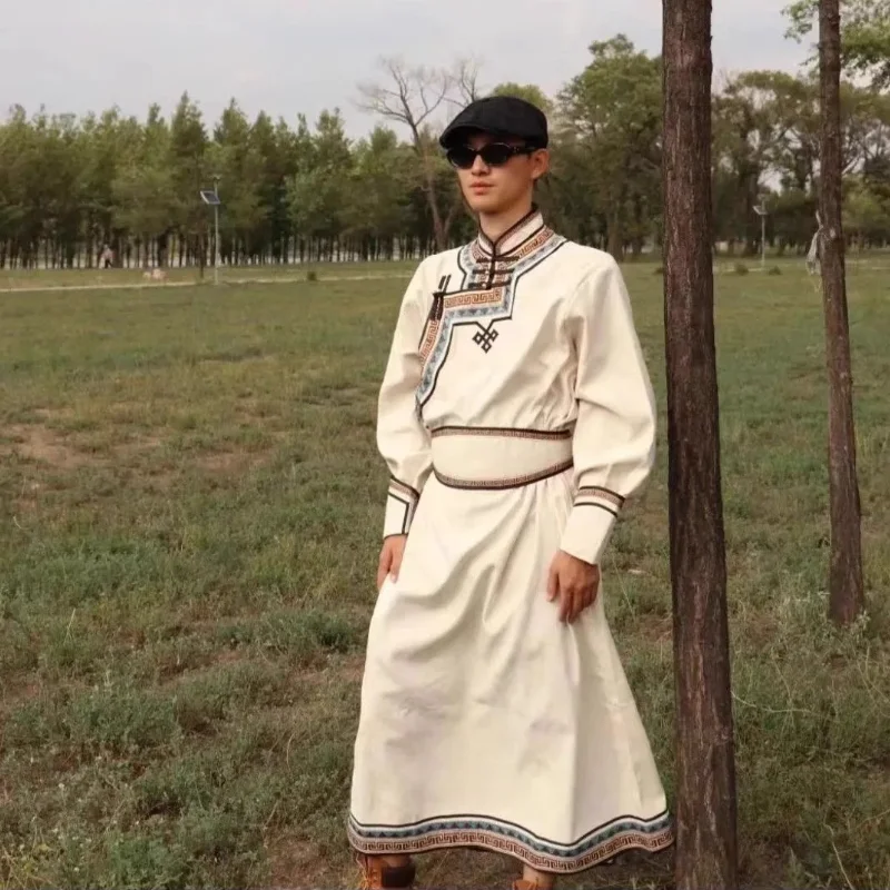 Spettacolo quotidiano in costume da uomo con abito mongolo cinese