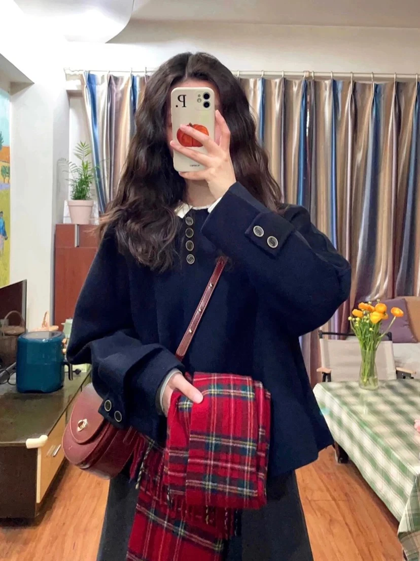 เสื้อแจ็คเก็ตสไตล์เกาหลีแบบเซียวเซียงเฟิงสำหรับผู้หญิง ผ้าขนสัตว์ฝรั่งเศส เสื้อโค้ทสั้น ฤดูใบไม้ร่วง ฤดูหนาว สไตล์ใหม่ ระดับไฮเอนด์ สวยมาก สำหรับเด็กเล็ก