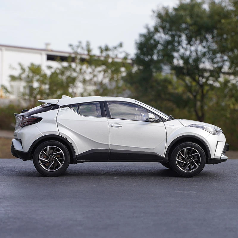 Model mobil diecast, TOYOTA CHR C-HR SUV Aloi Model kendaraan logam, koleksi miniatur skala mainan anak hadiah 1:18