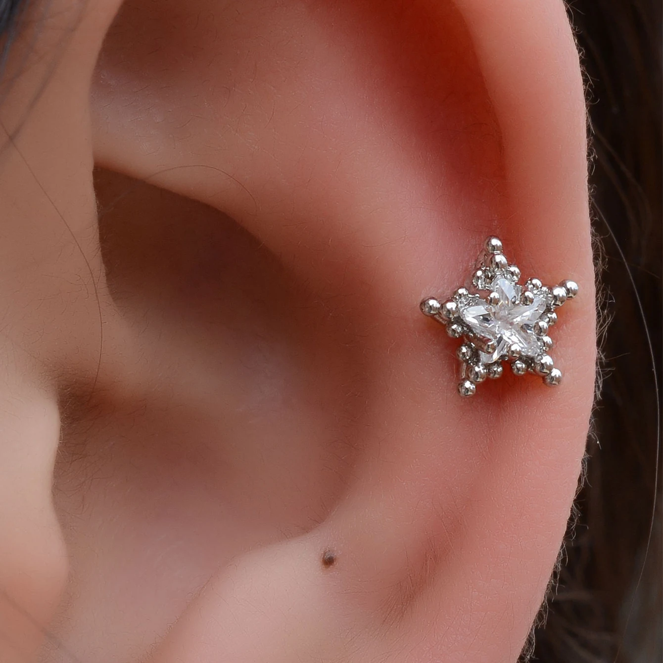 1 Stück Edelstahl-Knorpelstecker-Ohrringe, hypoallergen, zierlicher flacher Helix-Tragus-Piercing-Schmuck für Damen – Detail 9