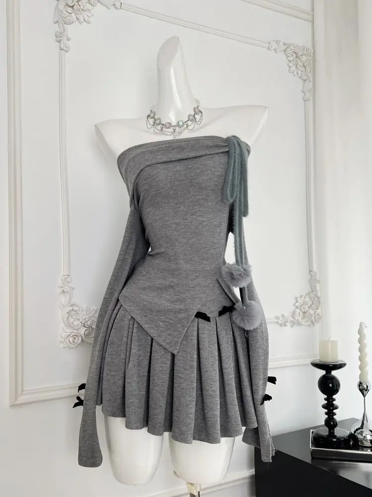 

Женский серый вязаный свитер с открытыми плечами и длинными рукавами, плиссированная короткая юбка с высокой талией, 2024, осенне-зимний комплект из двух предметов