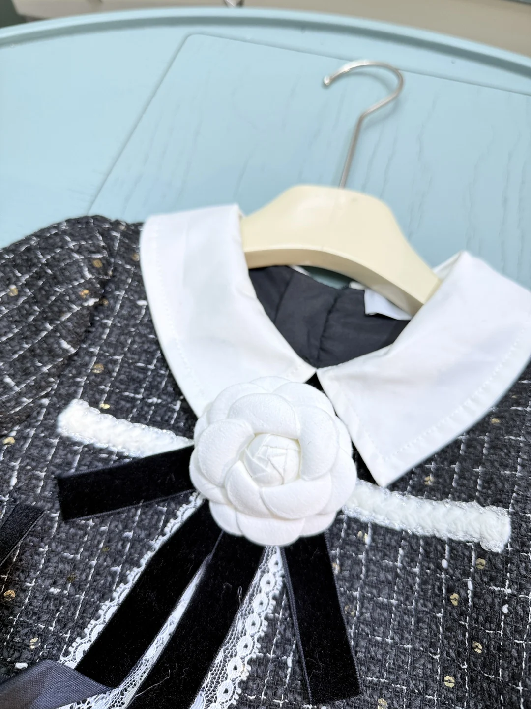 فستان بناتي لخريف 2025 بفيونكة كلاسيكية وياقة على شكل زهرة وزخرفة ملابس أطفال فستان رسمي للحفلات