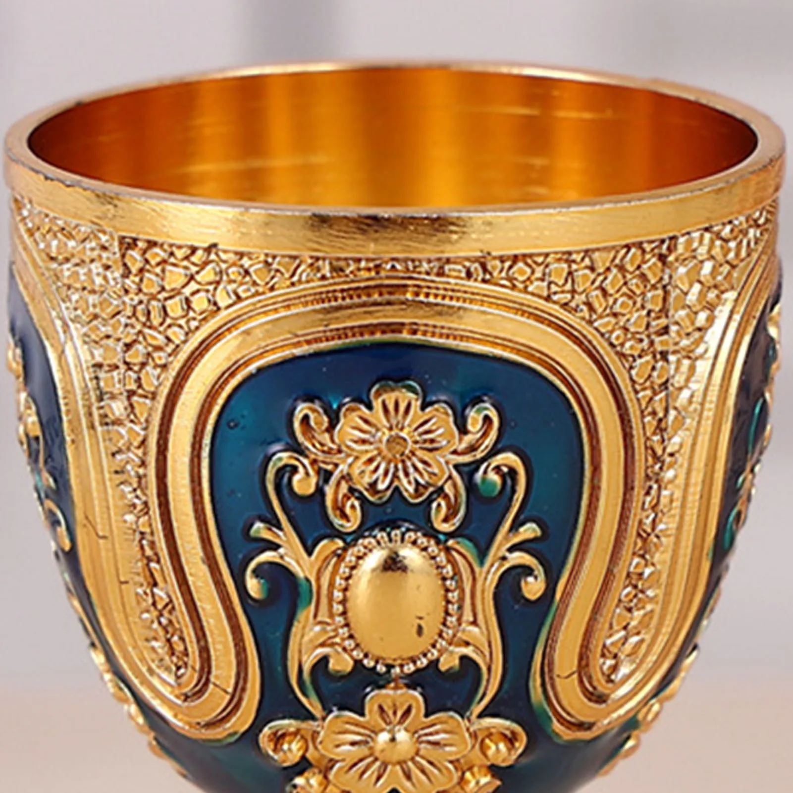 Gold Retro Medieval Wine Goblet European Style Classic Metal Goblet for Housewarming Festive Gift Kitchen Home Decoration