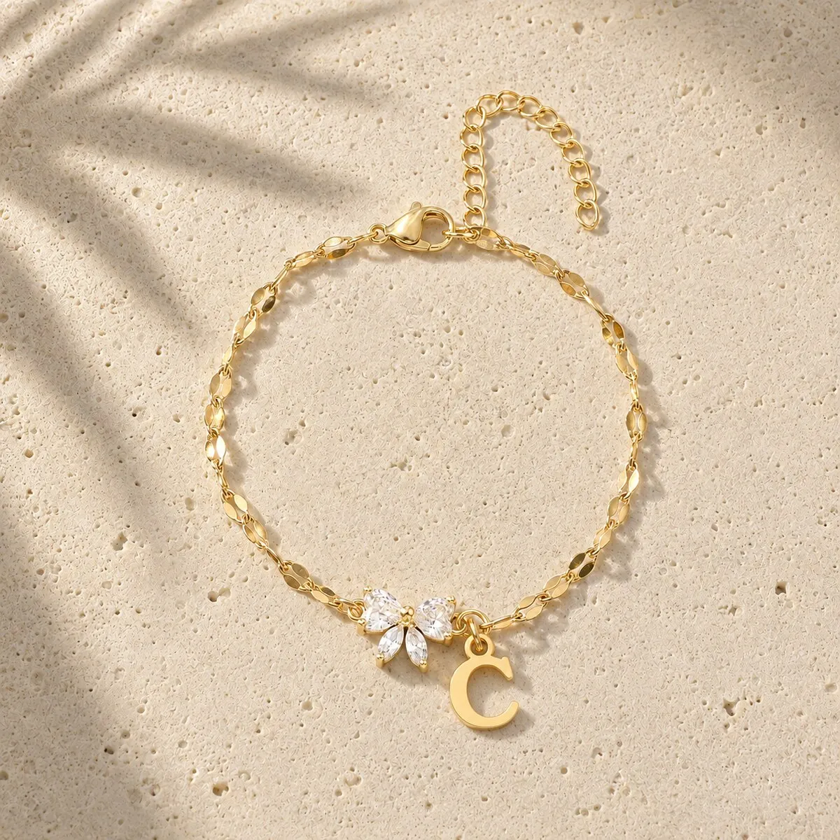 Initial-Charm-Armbänder mit vergoldeten Buchstaben für Damen und Herren mit Schmetterling-Zirkonia und zierlicher Kette – Schmuckkollektion – Detail 6