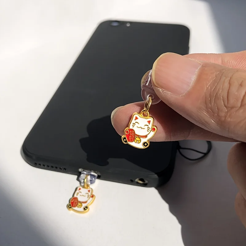 1 Buah Mini Lucky Cat Penutup Debu Ponsel Dekorasi Pencegah Debu Liontin Penutup Port Pengisian Daya untuk iPhone/Type-C/Android