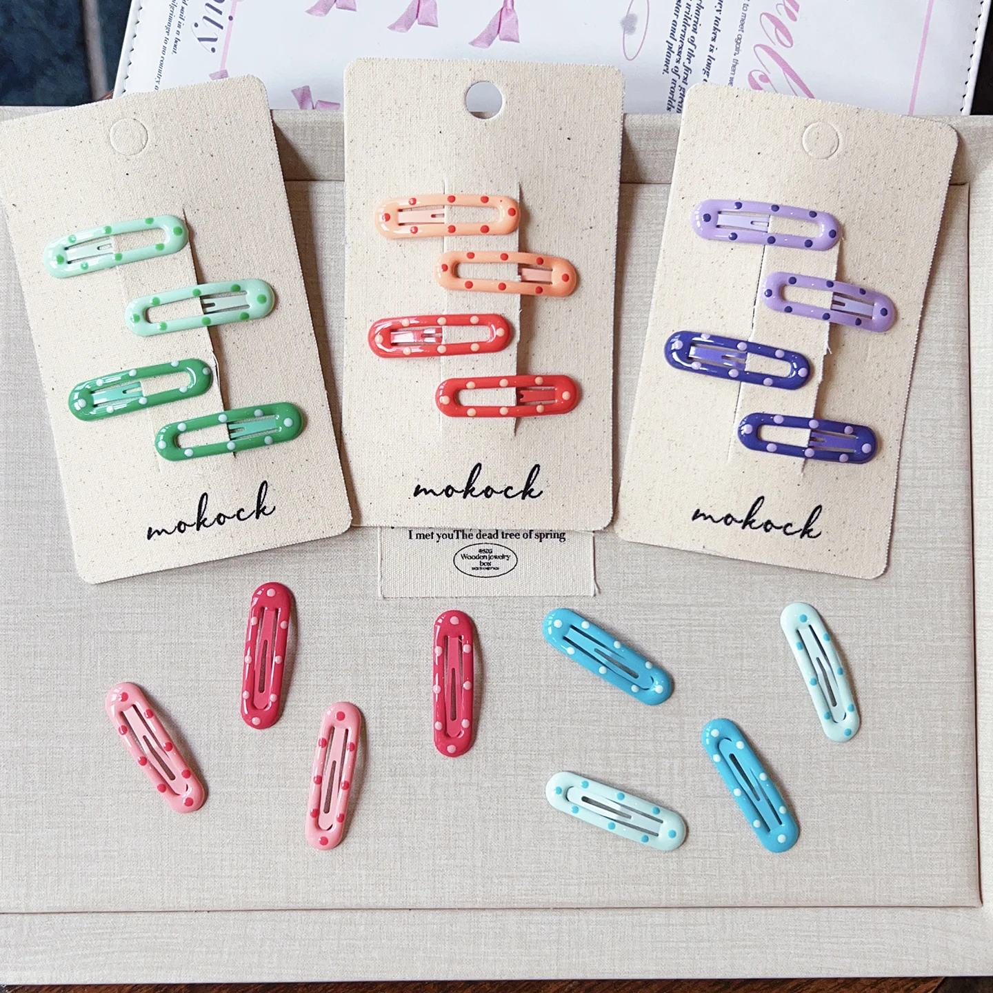 2026 Neu 4 Stück/Set Hohle Polka Dot Snap-Haarspangen für Frauen und Mädchen, Koreanische Bonbonfarben BB-Haarspangen, Modische Kinder-Haarspangen – Detail 4