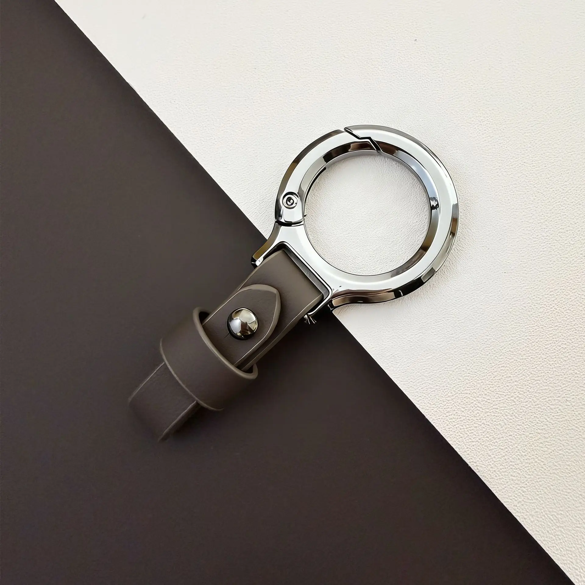 Herren-Schlüsselanhänger aus Zinklegierung und Leder, Anti-Verlust-Karabiner, langlebiger Schlüsselhalter, Organizer für den Gürtel, Geschenk – Detail 14
