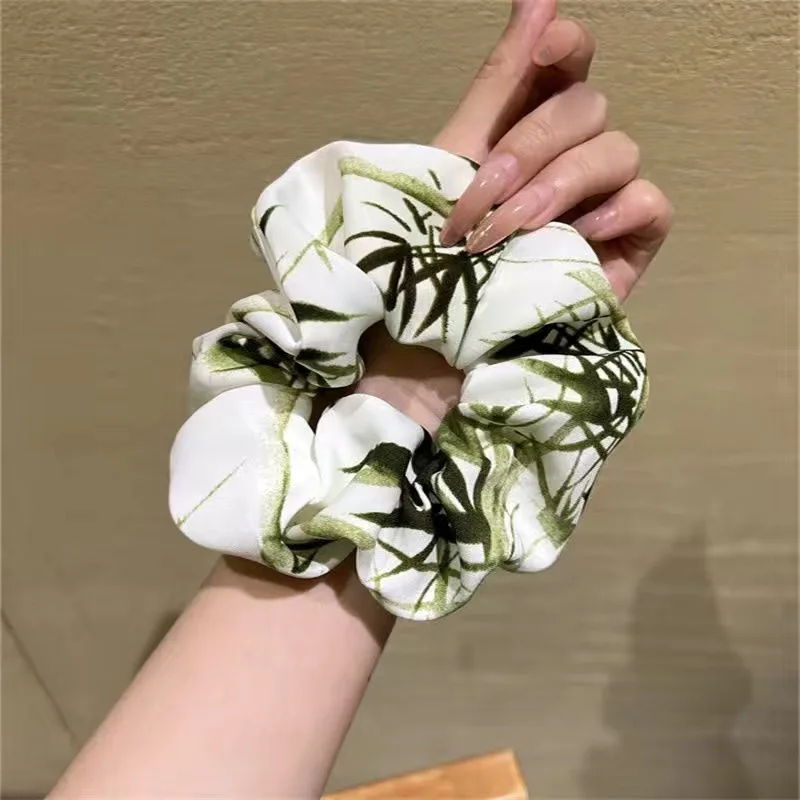 Scrunchies franceses blancos lechosos para mujeres y niñas, cintas para el pelo con estampado de hojas de arce verde, blanco y negro, banda de goma elegante