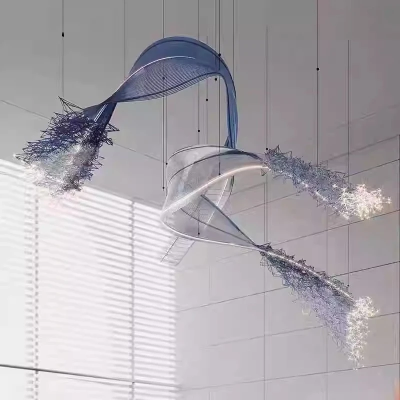 

Светильник-люстра из металлической сетки с персонализированной ленточной подсветкой для салонов красоты, шоурумов, гостиничных лобби и бутиков