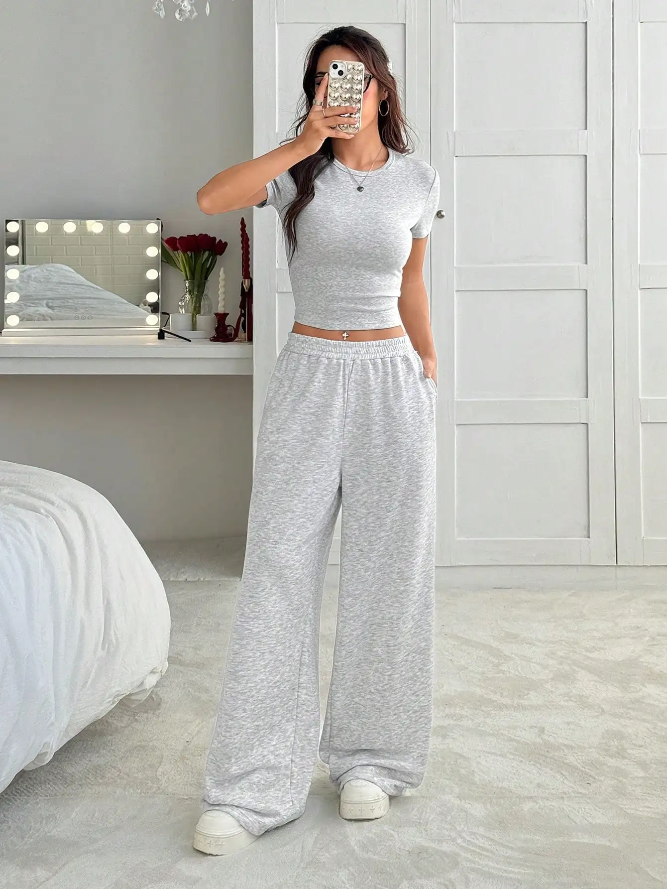 

Серый комплект из 2 предметов: укороченный топ с короткими рукавами и широкие спортивные брюки для повседневной летней носки