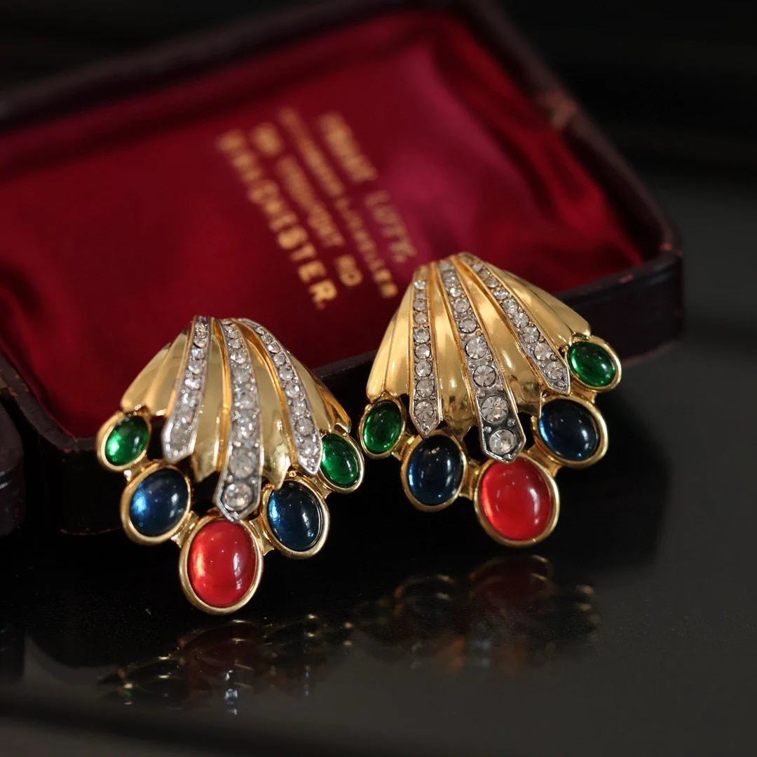 

Ancient glass rhinestone Shell stud earrings