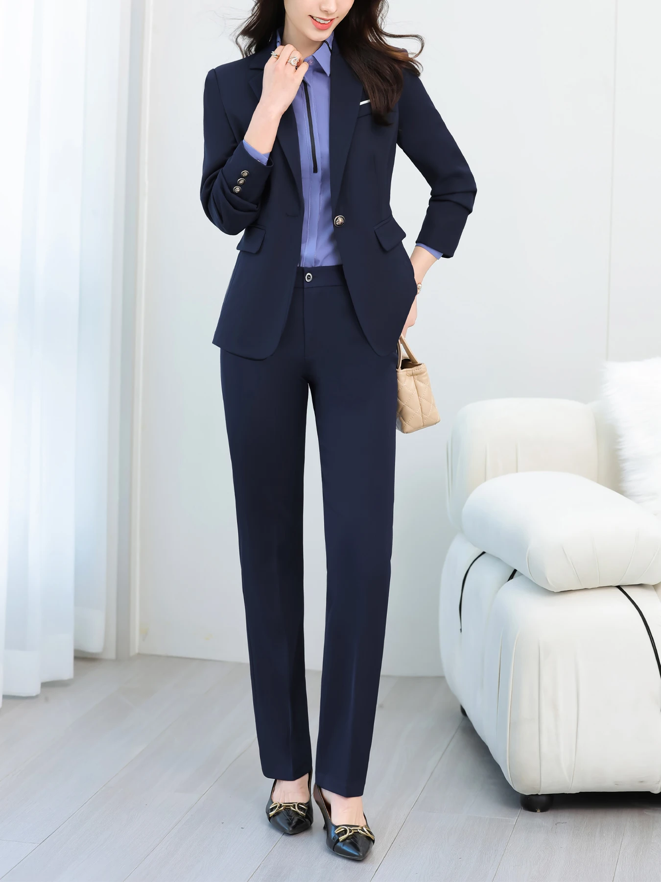 

Костюм с длинными рукавами и брюками на одной пуговице — минималистичный, изысканный и элегантный комплект из двух предметов для офисной одежды