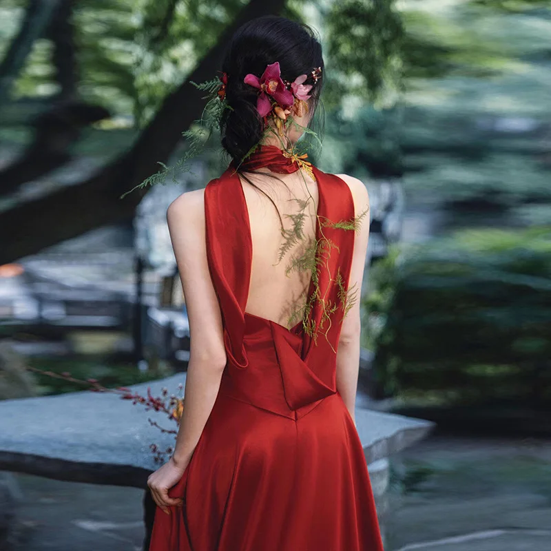 فستان نخب الساتان أنيق برقبة رسن فستان خطوبة الزفاف الراقية الخفيفة الفاخرة المتخصصة الأحمر على الطراز الوطني الزفاف