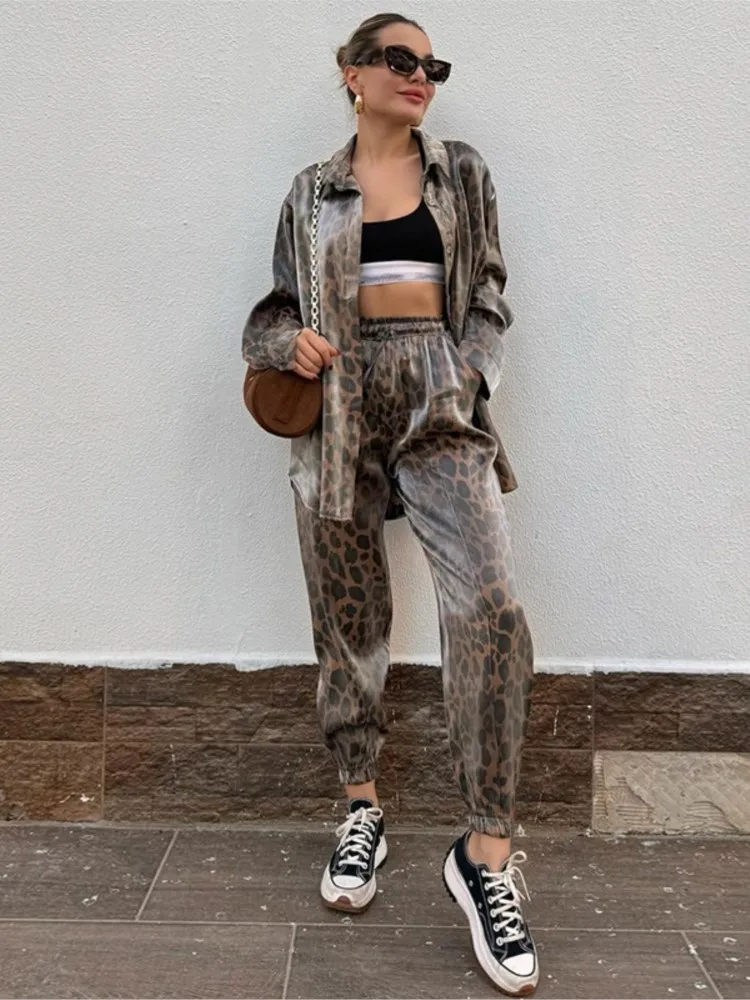 เสื้อเชิ้ตแขนยาวปกแฟชั่นกระดุมแถวเดียว + กางเกงขายาวทรงเข้ารูป ชุดเซ็ต 2 ชิ้น ลายเสือดาวสำหรับผู้หญิง