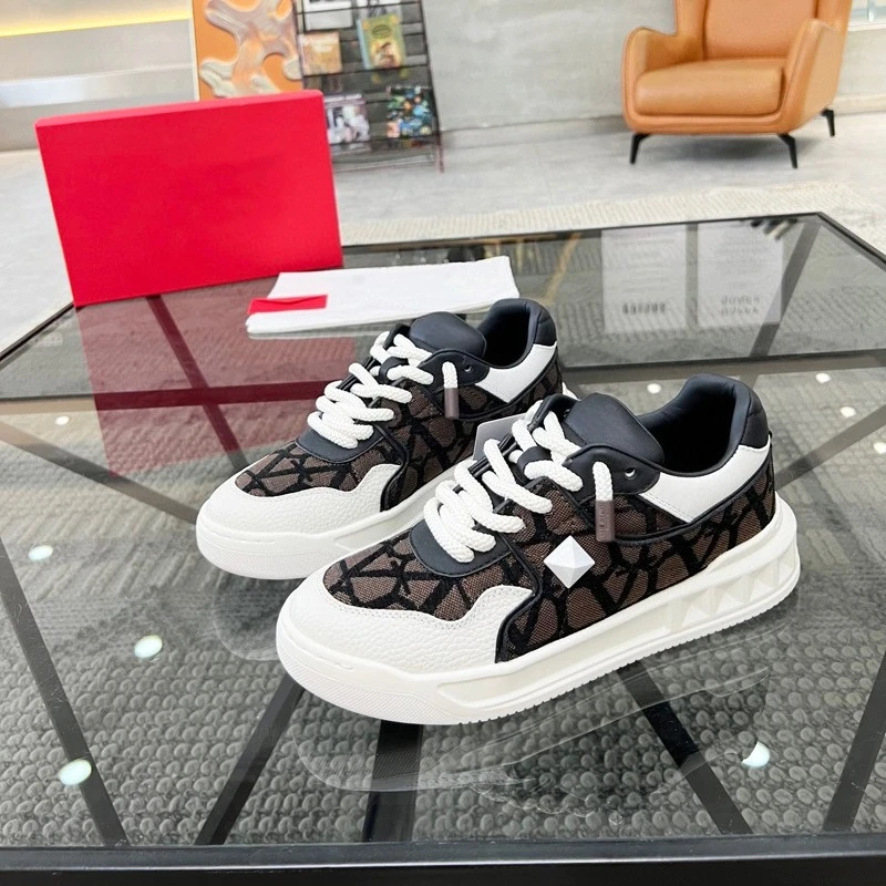Nieuwe leren herensneakers met print, luxe designer skate-schoenen met bezaaid platform en sleehak, ademende mode-casual trainers, zomer