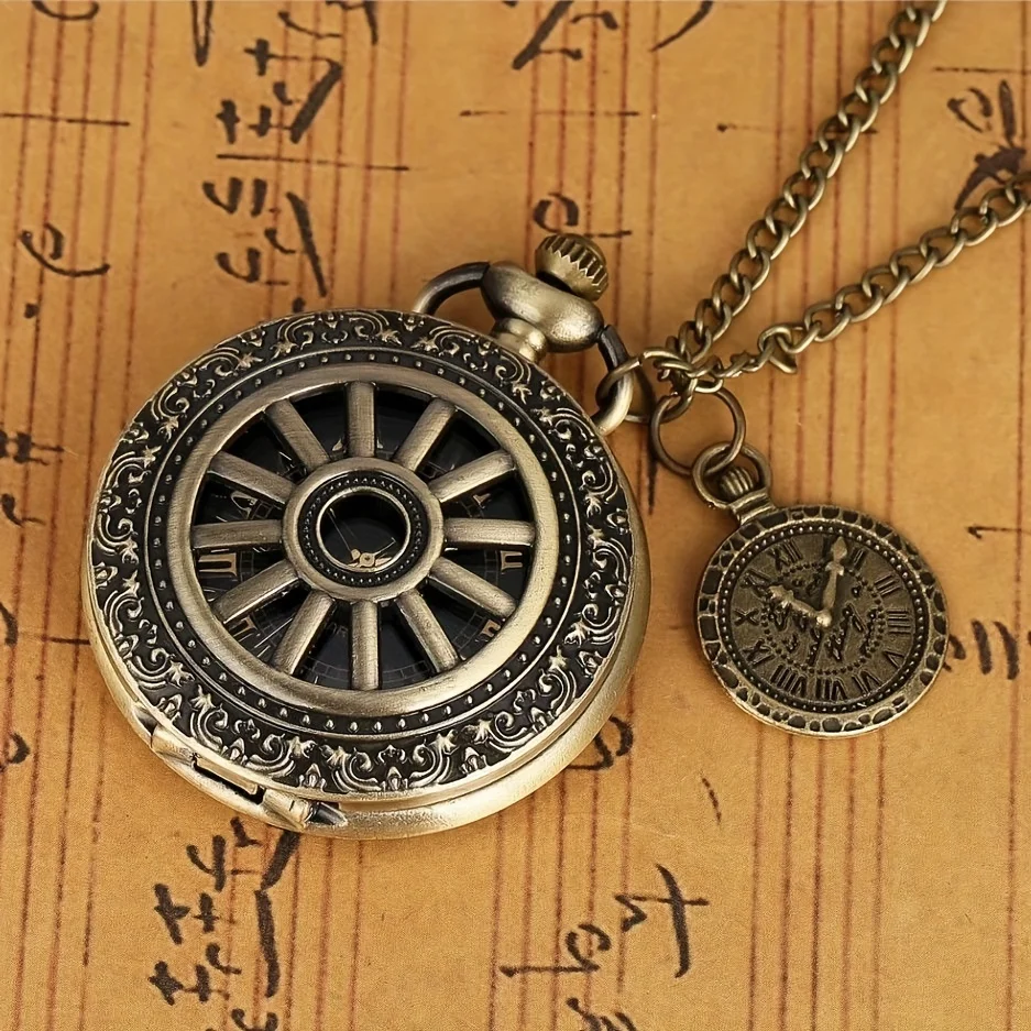 Zegarek kieszonkowy Qing Gu z wydrążoną klapką Rzymski cyfrowy kwarcowy zegarek kieszonkowy wisiorek dekoracja modny trend dla mężczyzn i kobiet