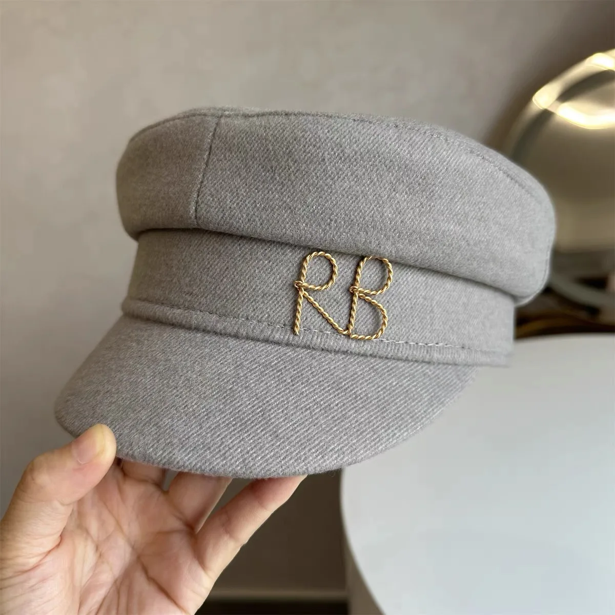 2024 New Fashion Brand Designer Autumn Winter Newsboy Caps Metal Letter Decorated Flat Gray Wool Caps Chapeu Octagonal Cap