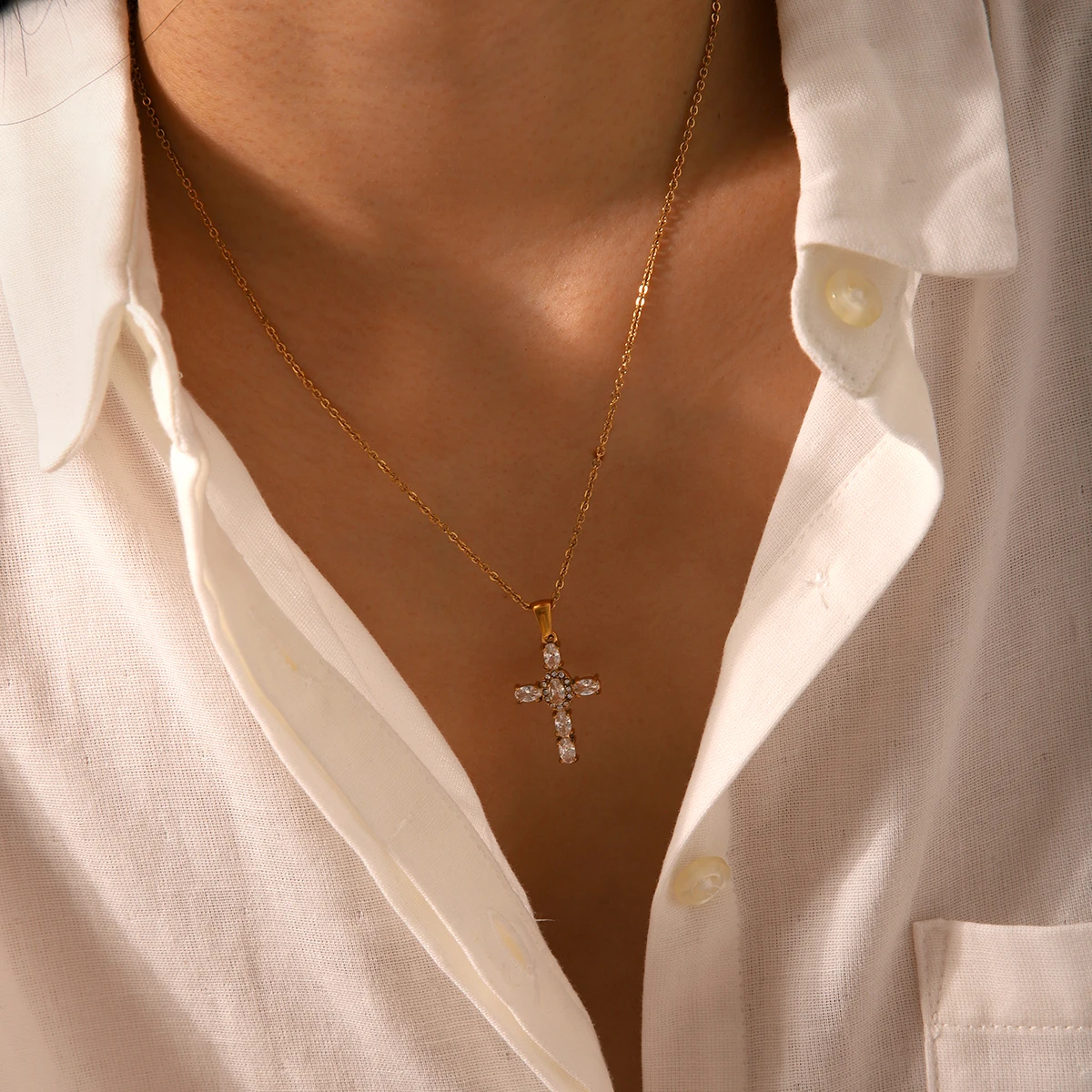 

Stylish Inlaid White Cubic Zirconia Cross Pendant Necklace for Women Girl 2025 Charm Jewelry Gift，Elegant Luxurious Accessories