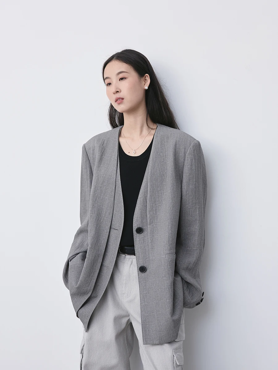 Damska marynarka dwurzędowa z podkreśloną linią ramion CAREMIND, elegancki design, casualowy szyk, odzież biznesowa.