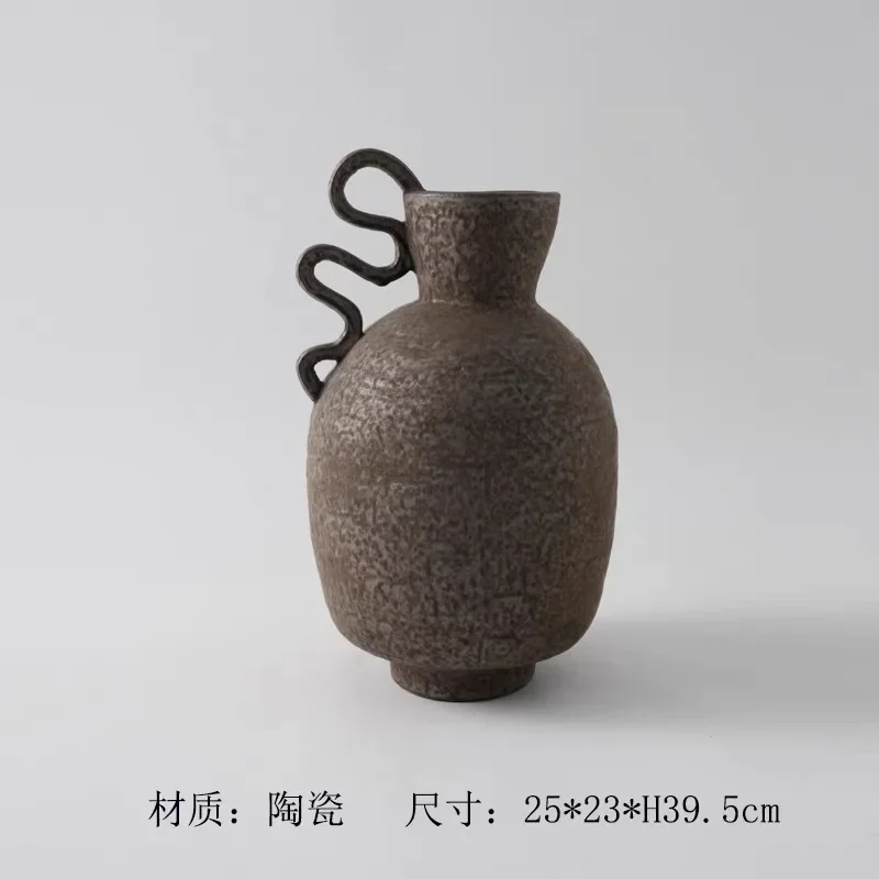 Modernes, minimalistisches, handgefertigtes Keramikvase-Ornament im Wabi-Sabi-Stil mit Ohren