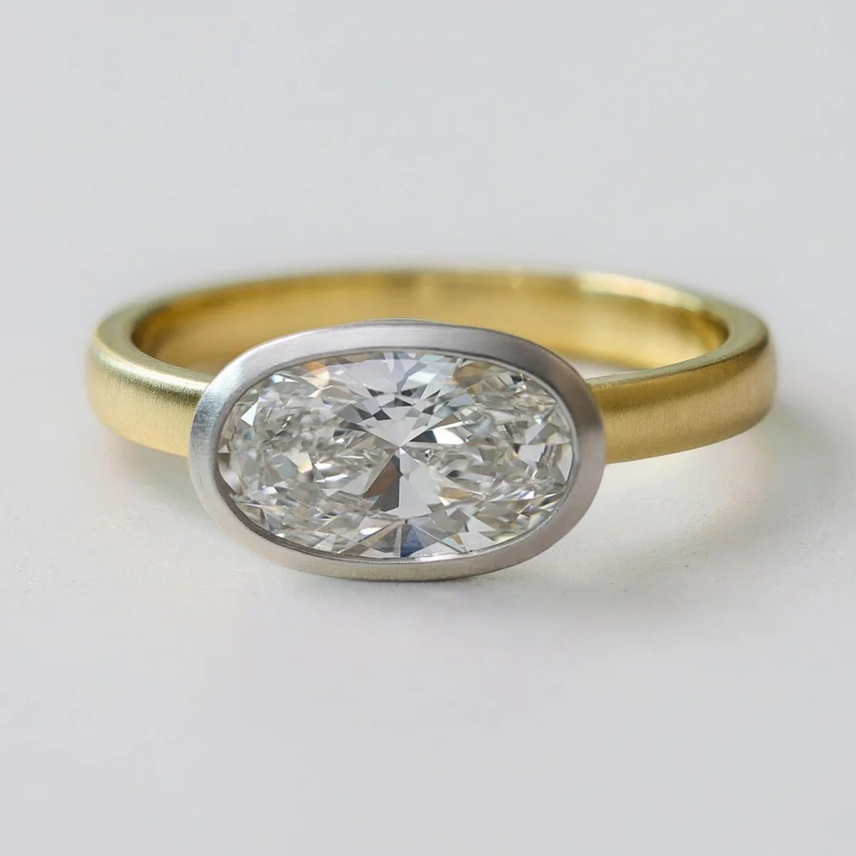 

Ins Style 925 Silver High Carbon Diamond Bazel Engagement Wedding Rings 1 Carat Oval Moissanite Two-tones Band Geometric Jewelry