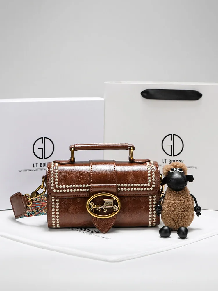 

Винтажная и роскошная квадратная сумка-клатч с изящными заклепками и высококачественной металлической отделкой, новая модная женская сумка через плечо.