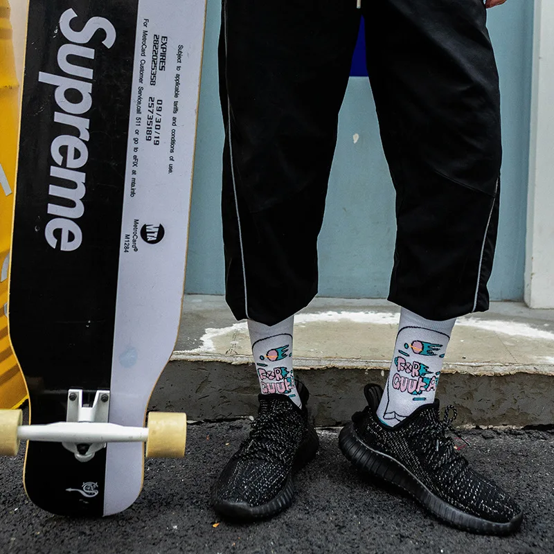 Kaos Kaki Pria Katun Motif Kartun Kaos Kaki Skateboard Kaos Kaki Panjang Lembut untuk Pria Calcetines Gaya Hip Hop Bernapas Kaos Kaki Sedang Happy Socks