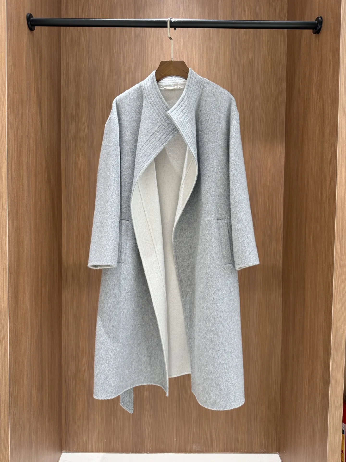 2025 ملابس نسائية معطف واق من المطر متوسط الطول بحزام عالي الجودة 1025