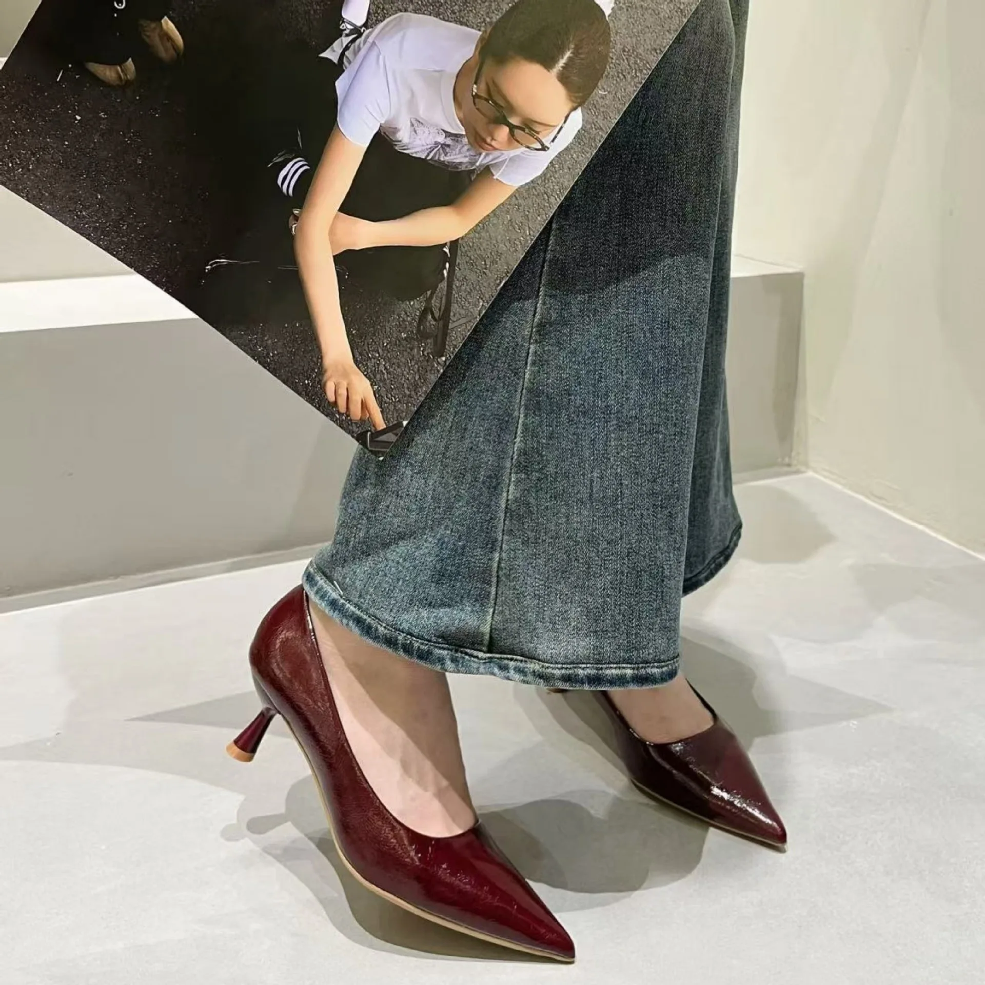 

Red Pointed Toe High Heels Women's Commuter Shoes Spring 2026 Fashionable Ladies' Flat Footwear 5cm Heel Rubber Outsole