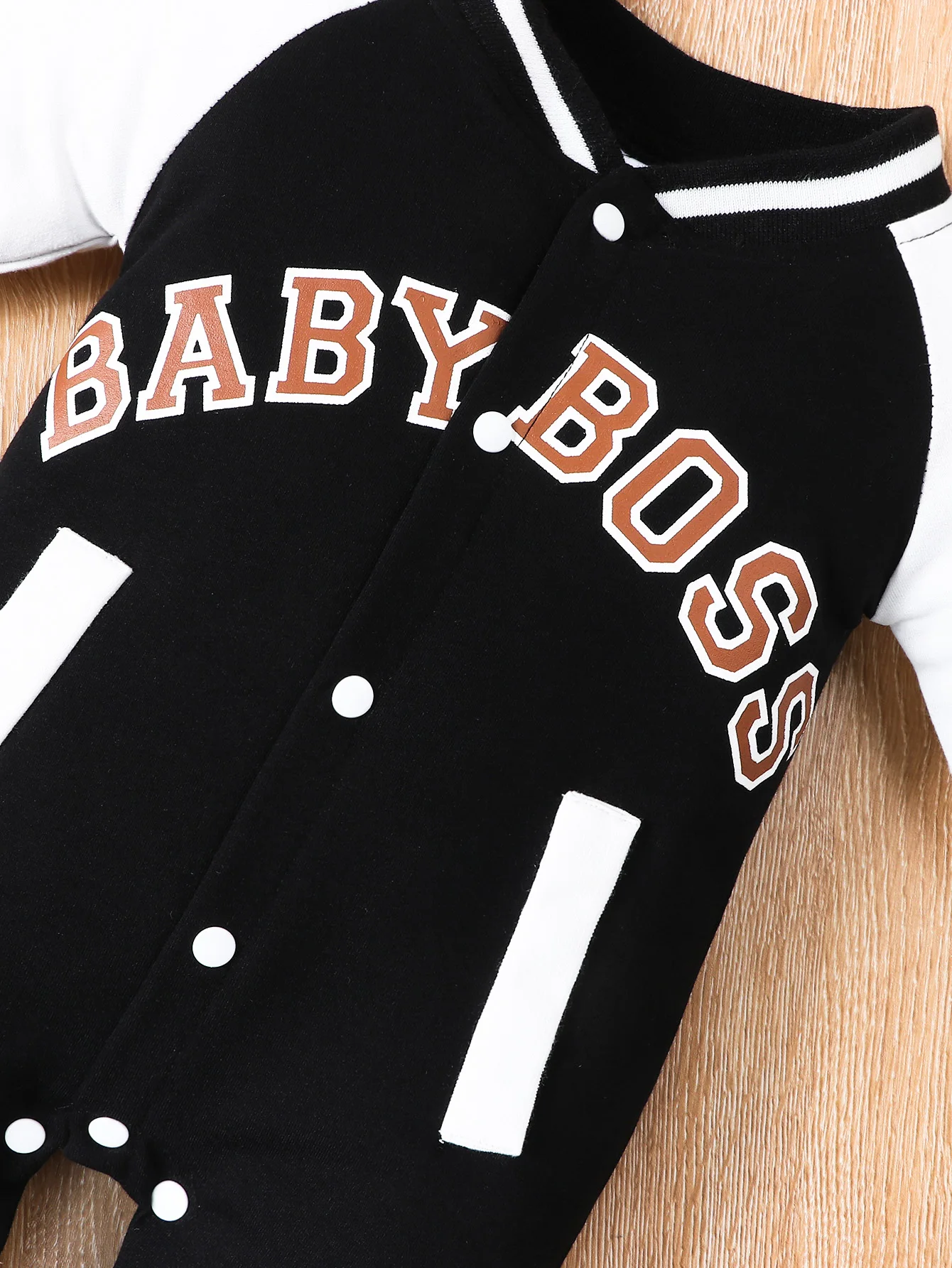 Schwarzer Langarm-Strampler für Babys mit Rundhalsausschnitt und Buchstabenmuster, aus bequemem, weichem Material, modischer Baby-Overall. – Detail 6