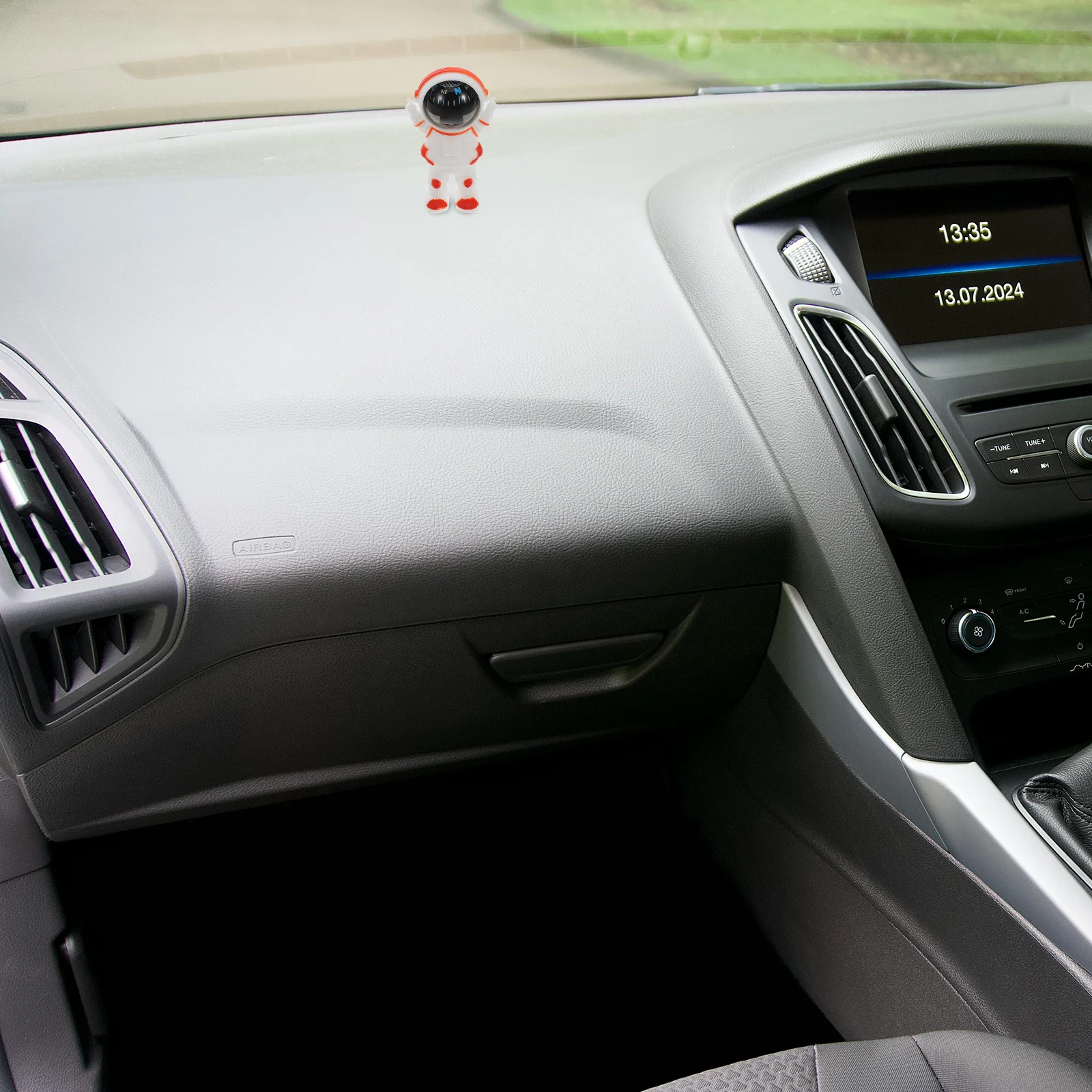 

Astronaut Compass Mini High Precision Car Navigation Vehicle Dashboard Decor Portable Multifunction Tilt Angle Measurement Auto