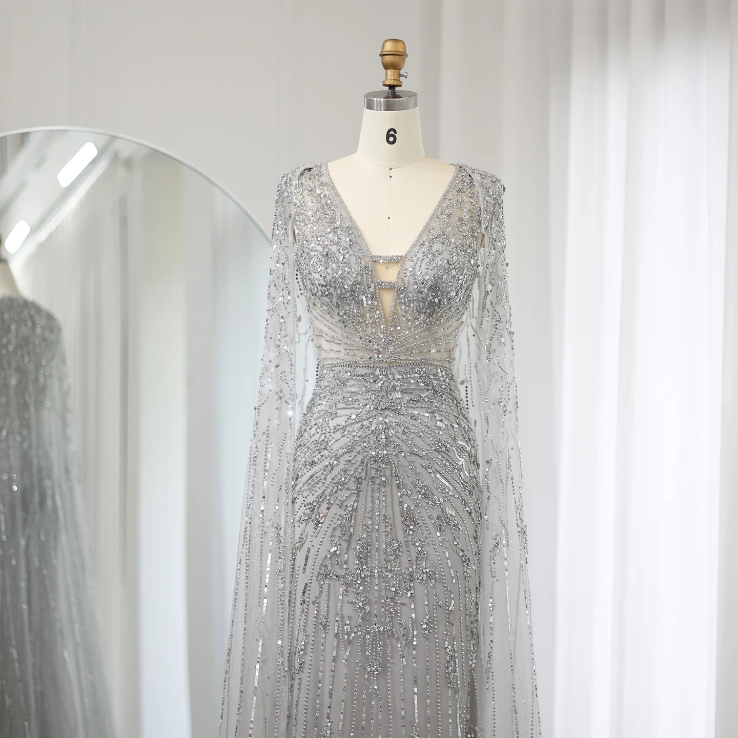 Sharon Said Luxuriöses Dubai Silbergraues Meerjungfrauen-Abendkleid mit Cape, V-Ausschnitt, Türkis, Arabian Nights Ballkleid SS397, Maßanfertigung – Detail 8