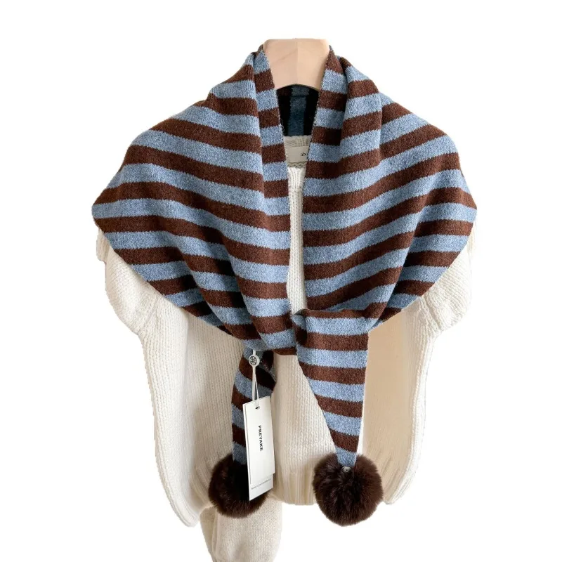 Koreanische Version Herbst- und Winter-Gestreifter Pompon-Dreiecksschal Outdoor Warmer und Vielseitiger Nackenschutz Gestrickter Schal für Damen – Detail 8