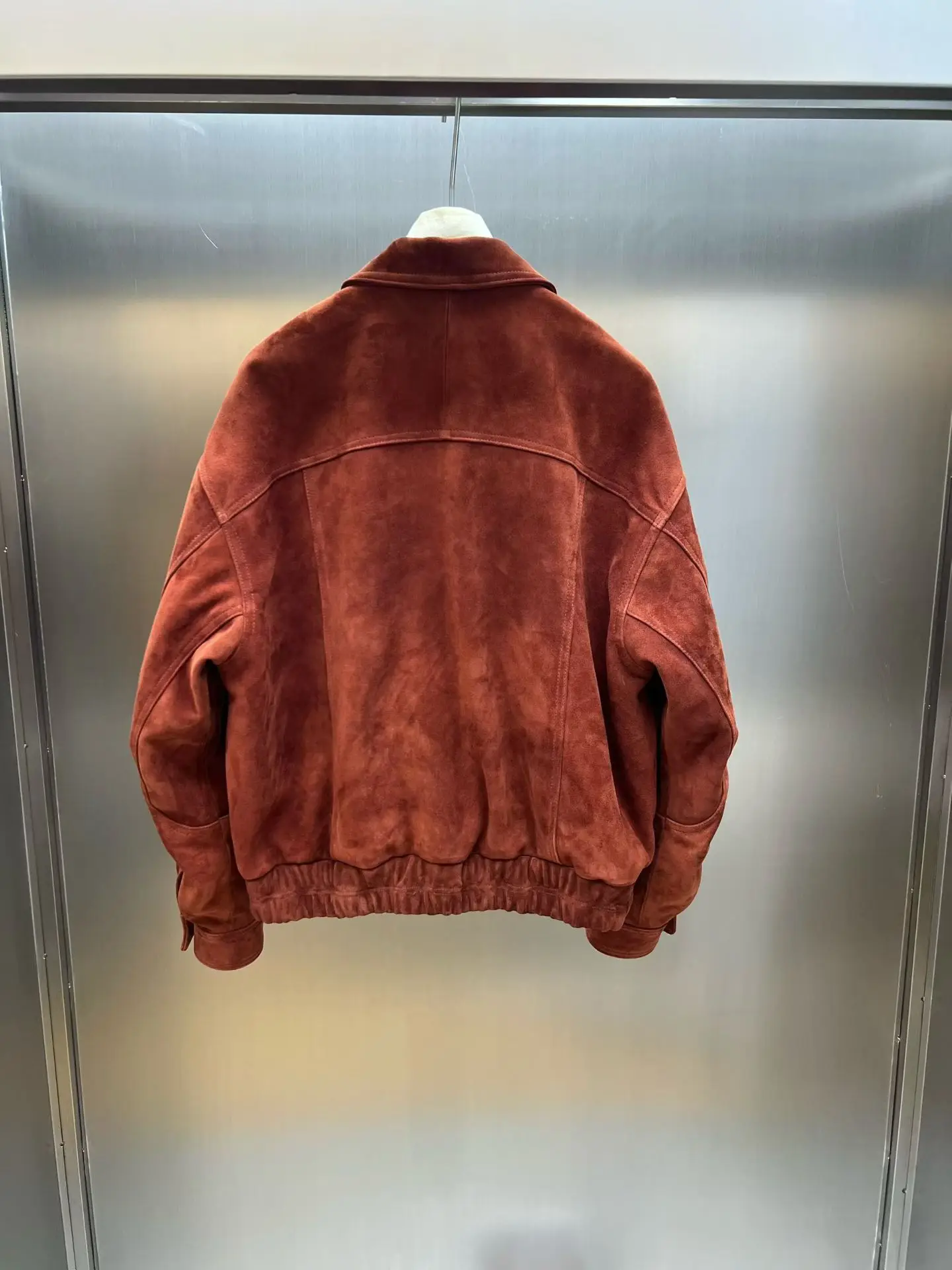 แจ็คเก็ตบอมเบอร์หนังกลับนำเข้าคุณภาพสูงสีแดงสไตล์เรโทรสำหรับผู้หญิง คอเหลี่ยม แขนพับ มีกระเป๋า เสื้อโค้ทหนังกลับแท้ 100%