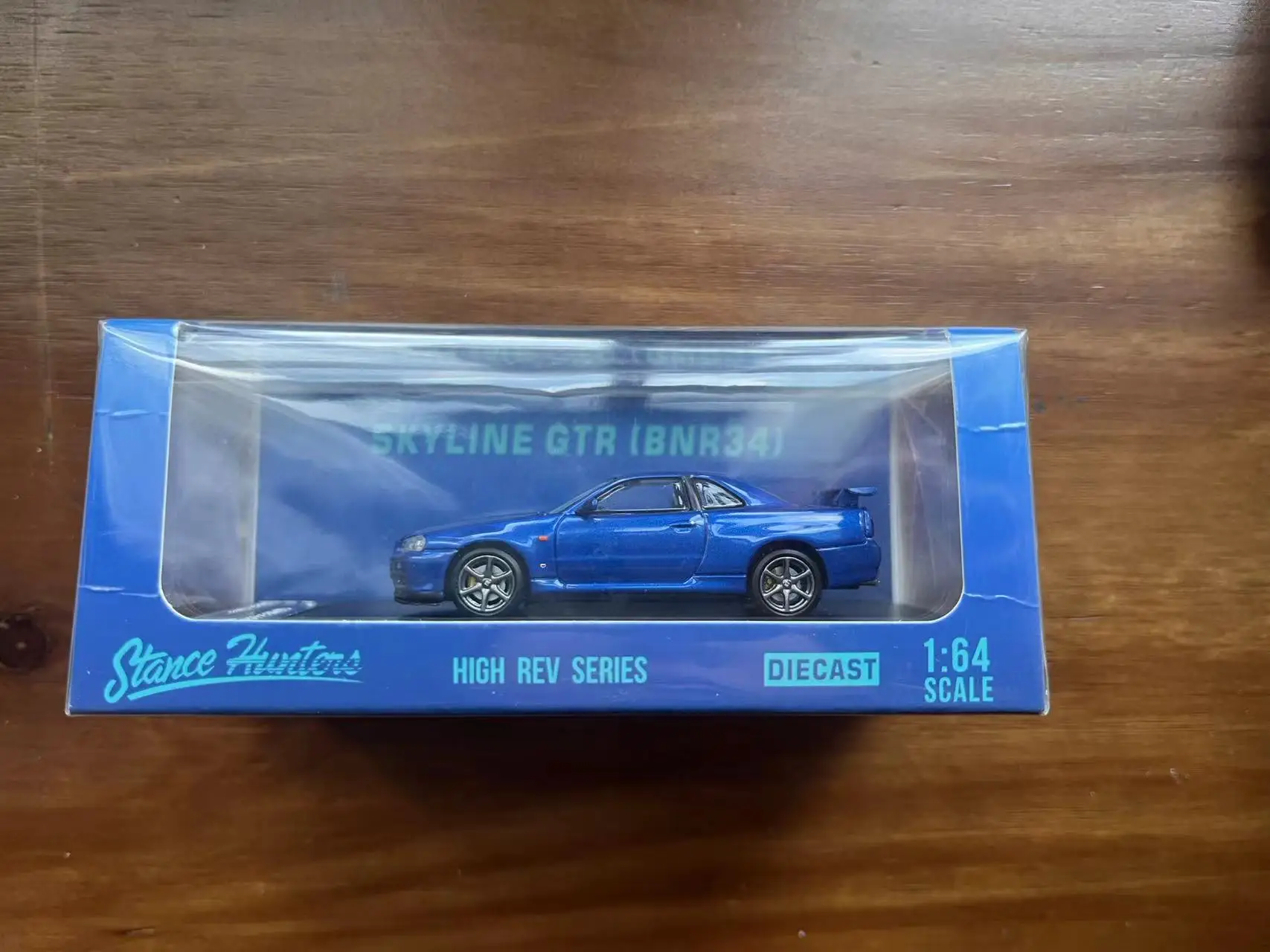 

Стойка охотничья SH Skyline GT-R R34 V-Specii blue Minicar 1 64 Scale