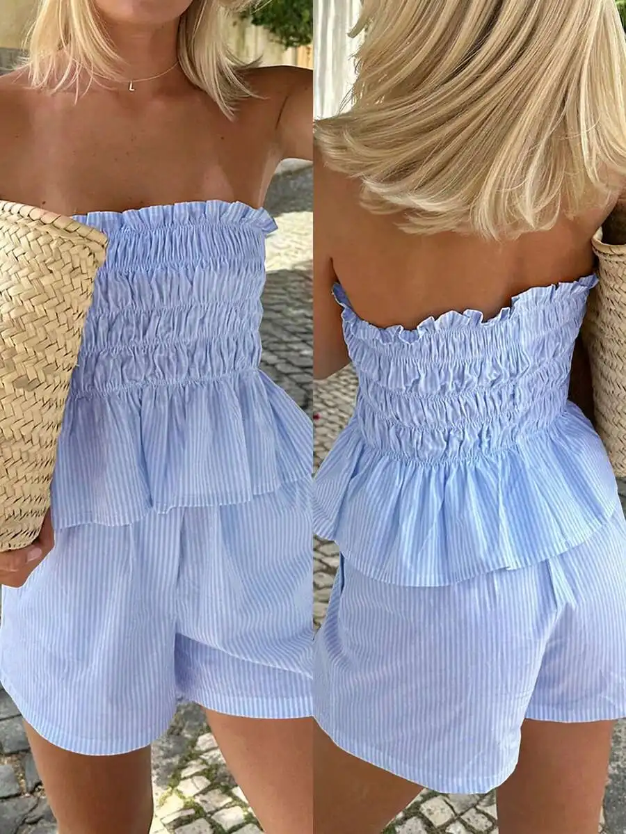 

Женский комплект: синий полосатый топ-бандо с рюшами и шорты