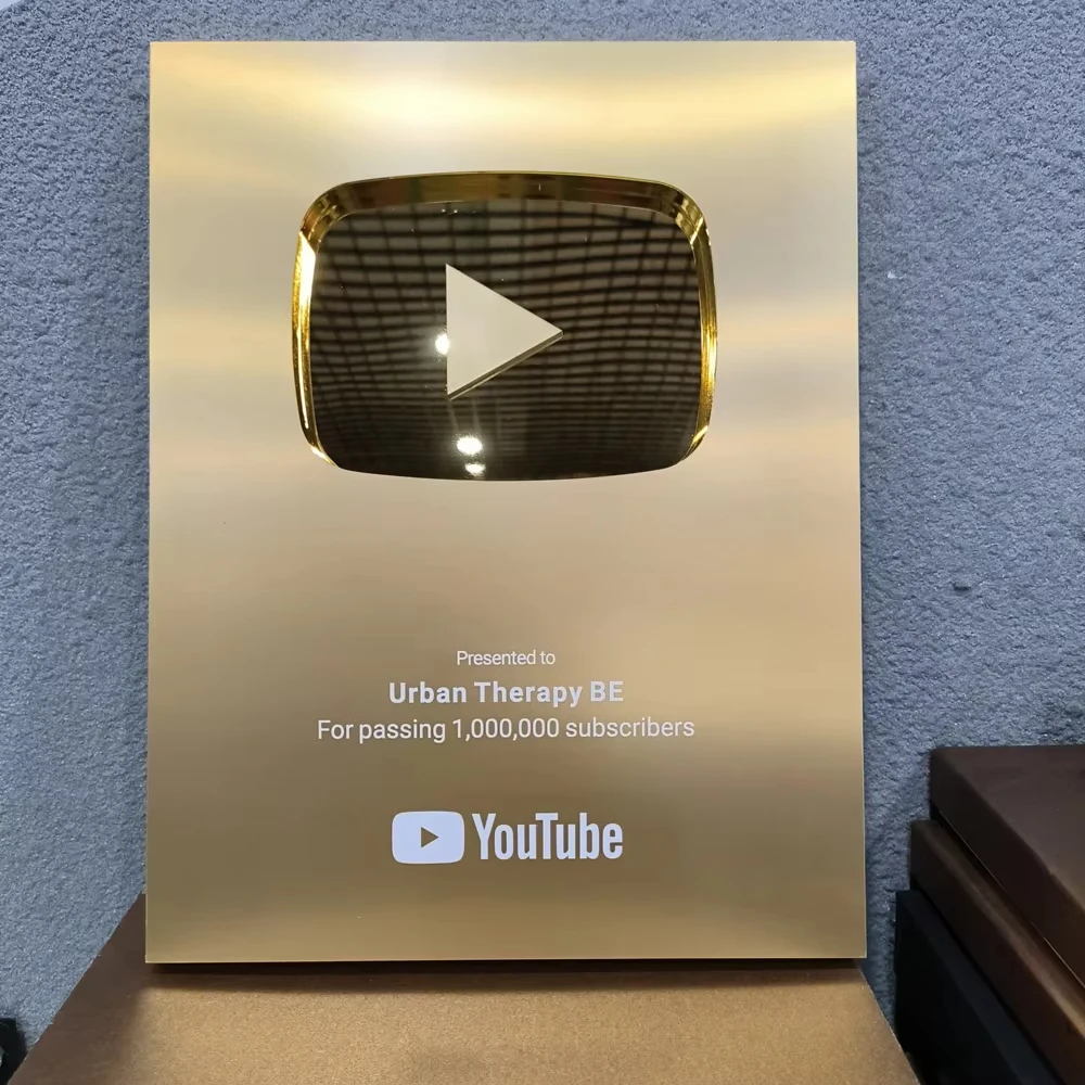 لوحة مخصصة لزر تشغيل YouTube الذهبي المخصص