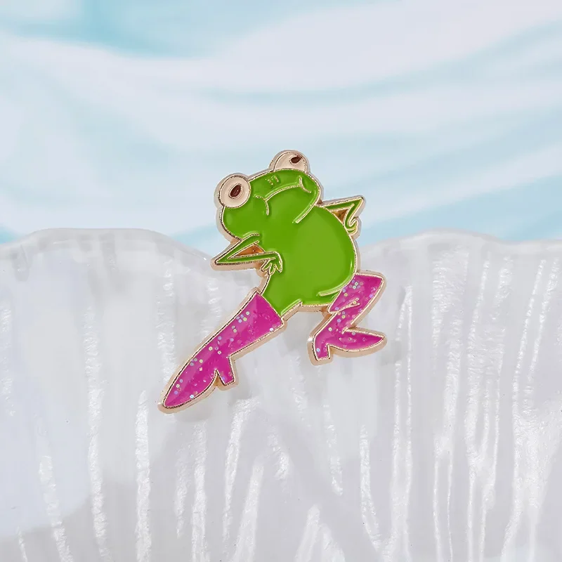 1 pcs Funny Pink Boots Frog Enamel Pin Animal Metal Badge Lapel Pins Lacquered Gift Decoration Jewelry