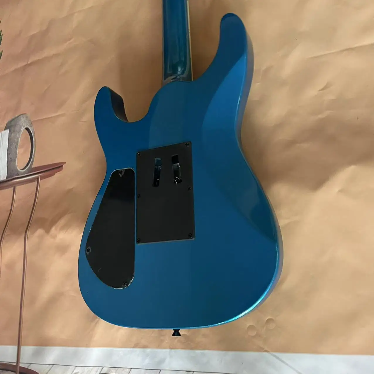 Chitarra elettrica Alien a 6 corde con corpo in metallo blu, immagine di spedizione reale, disponibile