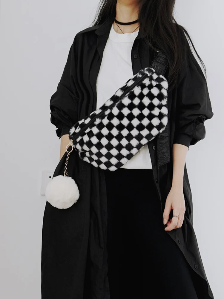 borsa-a-tracolla-chic-in-pelliccia-di-coniglio-a-quadri-stile-casual-e-trendy-nuova-collezione-autunno-inverno-forma-a-raviolo-con-cinghia-singola