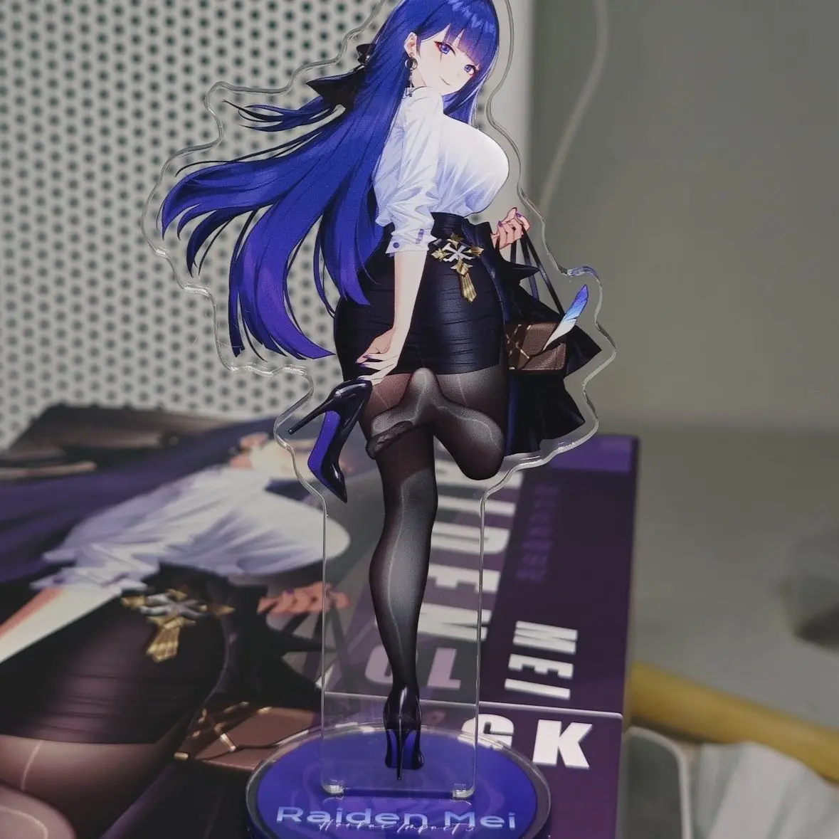 ديكور مكتبي من الأكريليك ذاتي الصنع مع علامة واقفة حول Raiden Yuki بأسلوب "Bhakan 3" ثنائي الأبعاد