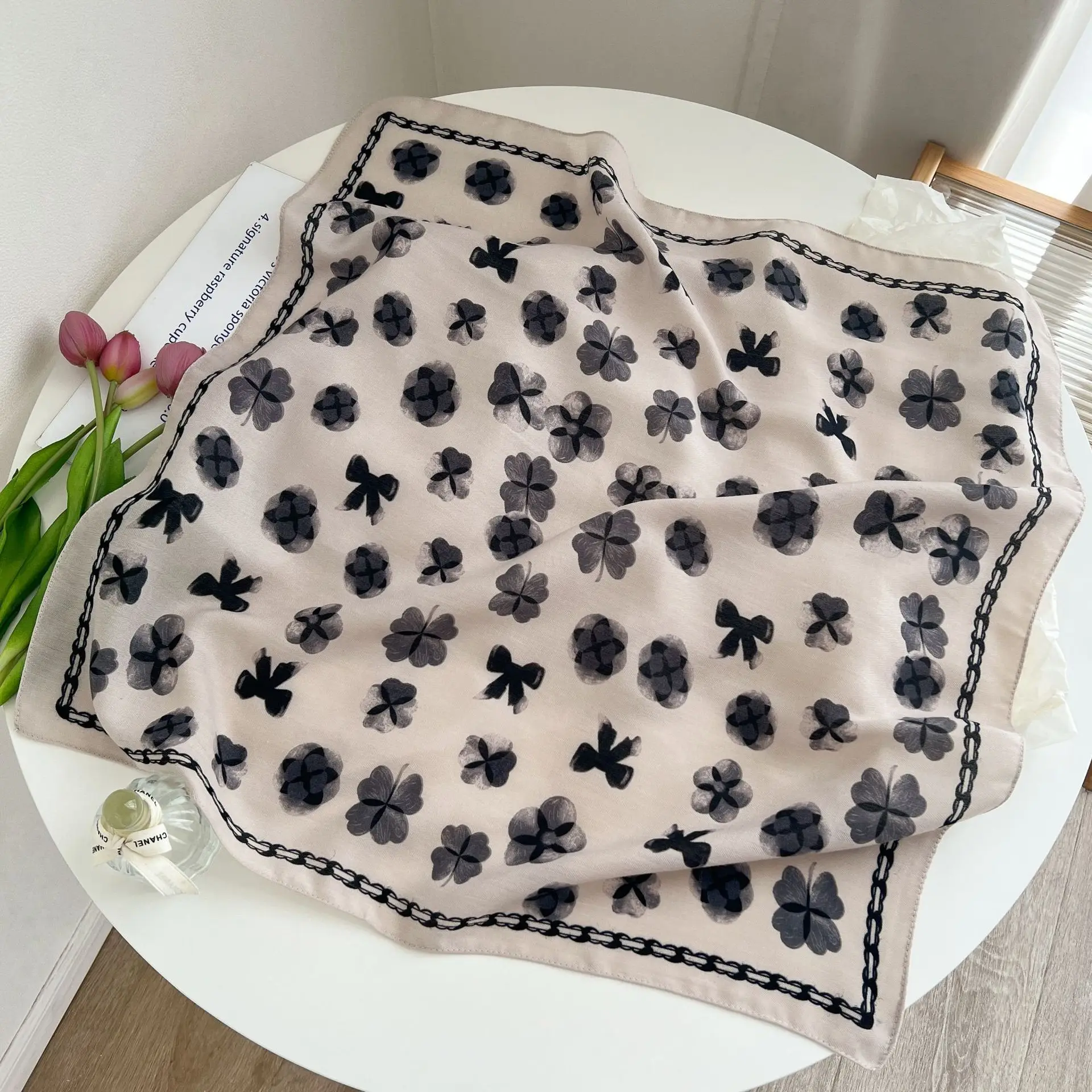 Модные и универсальные профессиональные аксессуары, украшение для сумки, женский маленький носовой платок 70 см с контрастным принтом