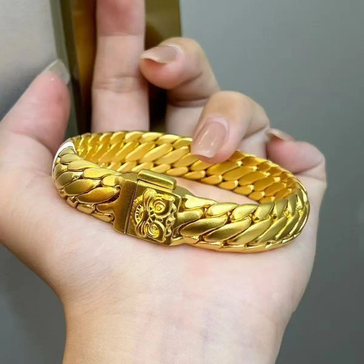 

Мужской и женский широкий браслет с тремя лошадьми и квадратной пряжкой с тиснением для танца льва