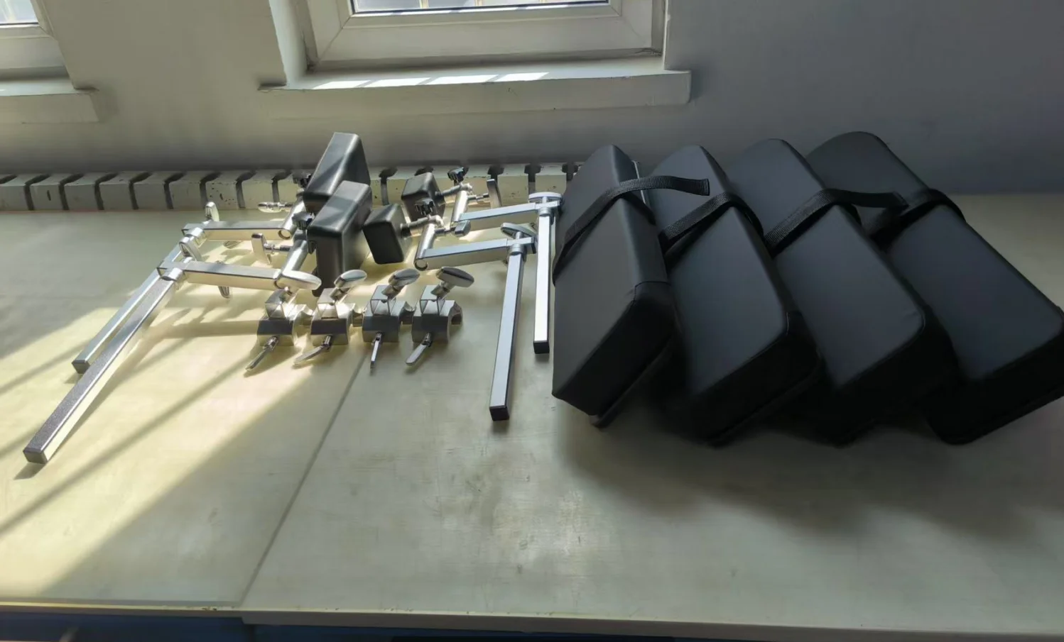 Operating        lateral support frame and square mouth locker