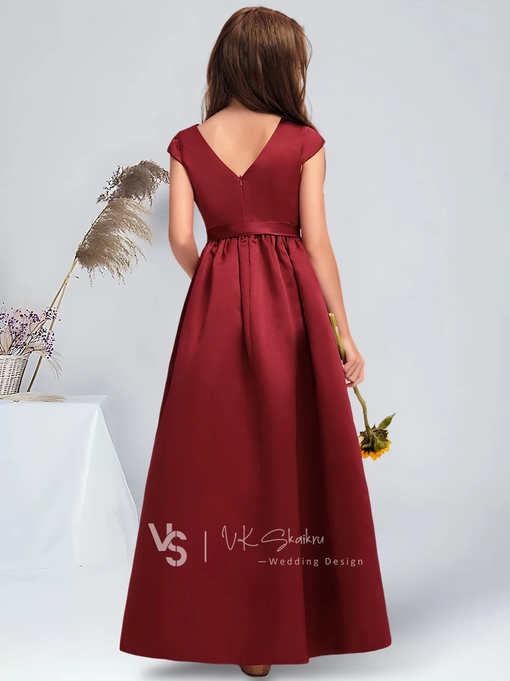 A-Linie U-Ausschnitt bodenlanges Satin-Kleid für junge Brautjungfern mit Schleife Burgunderrotes Blumenmädchenkleid für Hochzeitsfeierkleider für Teenager