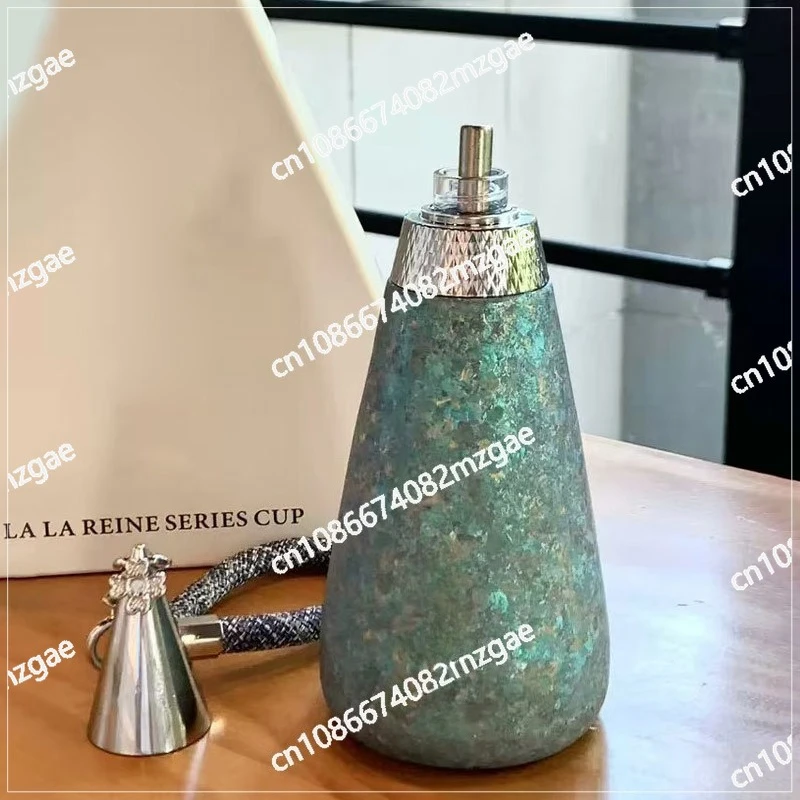 Pure titanium water bottle - A stylish and durable insulated bottle with a large heat storage capacity, suitable for cold drinks