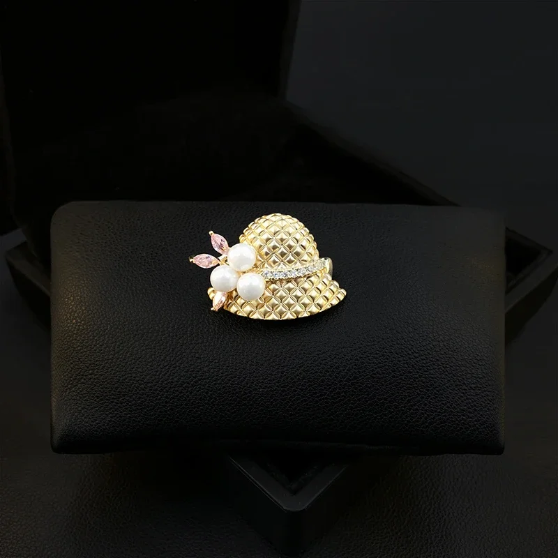 

Exquisite Creative Hat Brooch Women's Niche Design Ornament Cardigan Pin Suit Luxury Clothes Accessories Cute Jewelry Gifts 5263